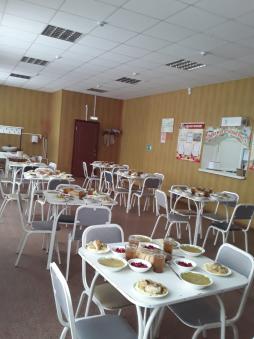 Школьная столовая во время обеда